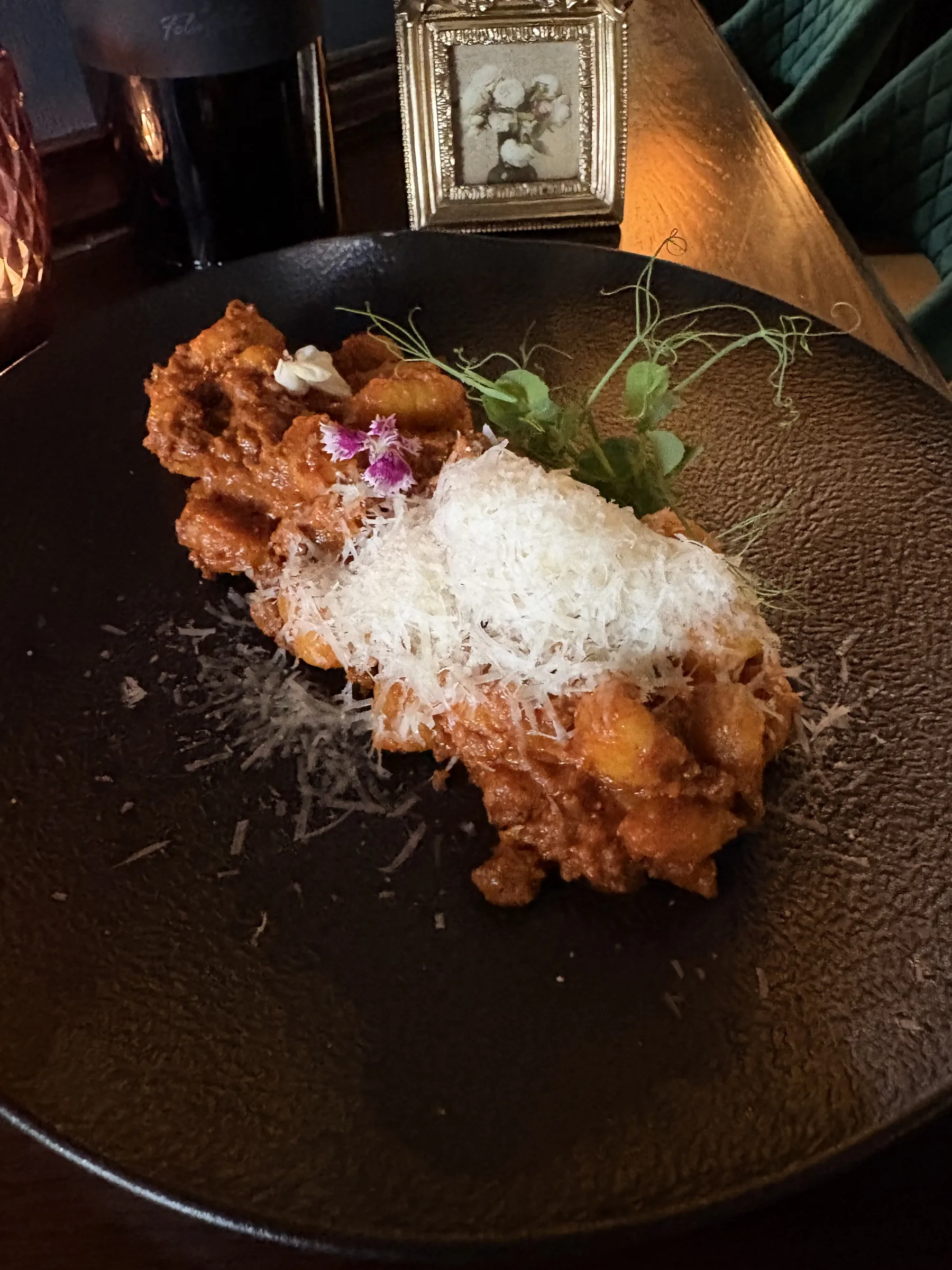 Pasta mit geriebenem Käse und essbarer Blüte vollendet