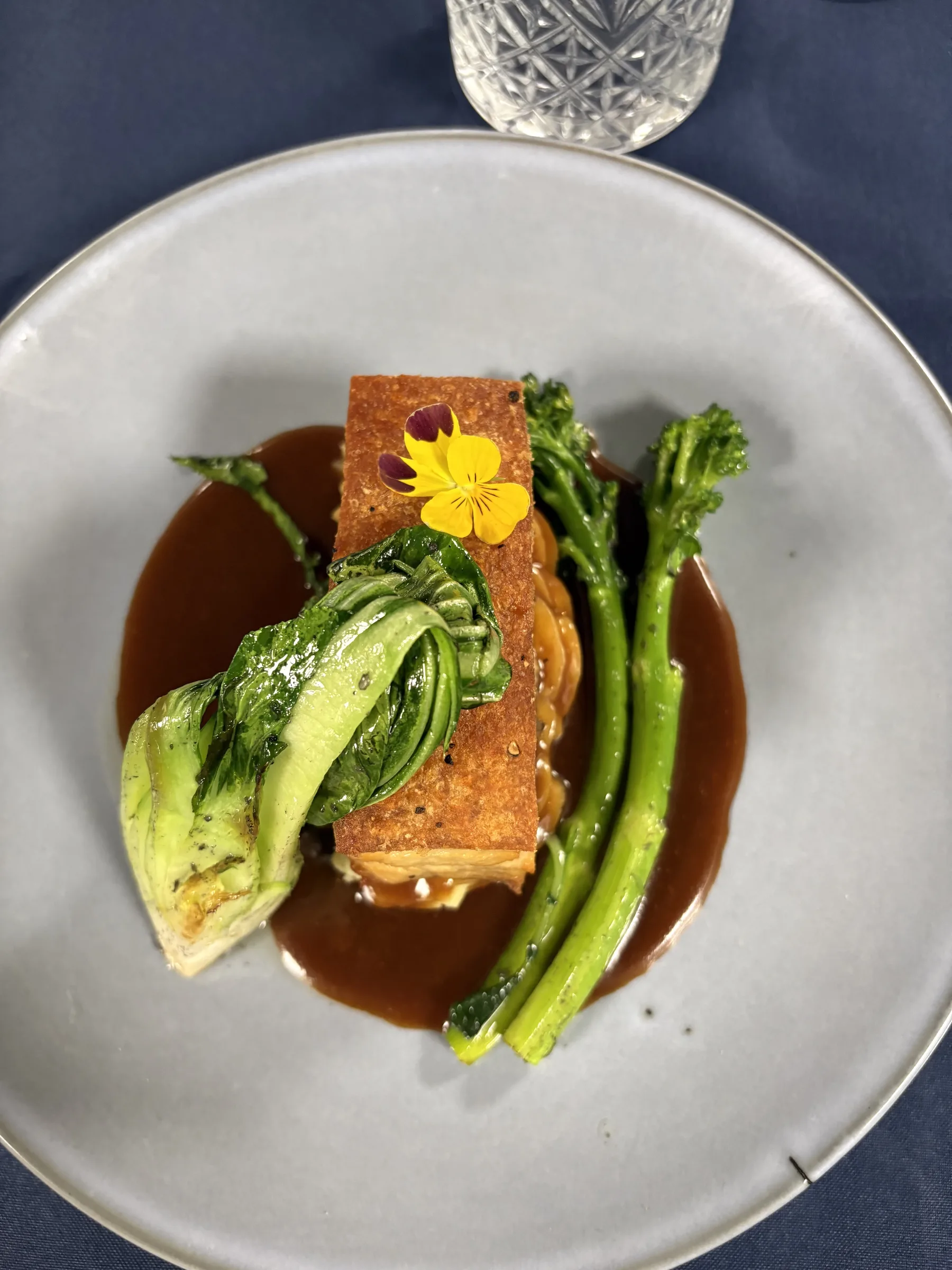 Knuspriger Schweinebauch mit Broccolini