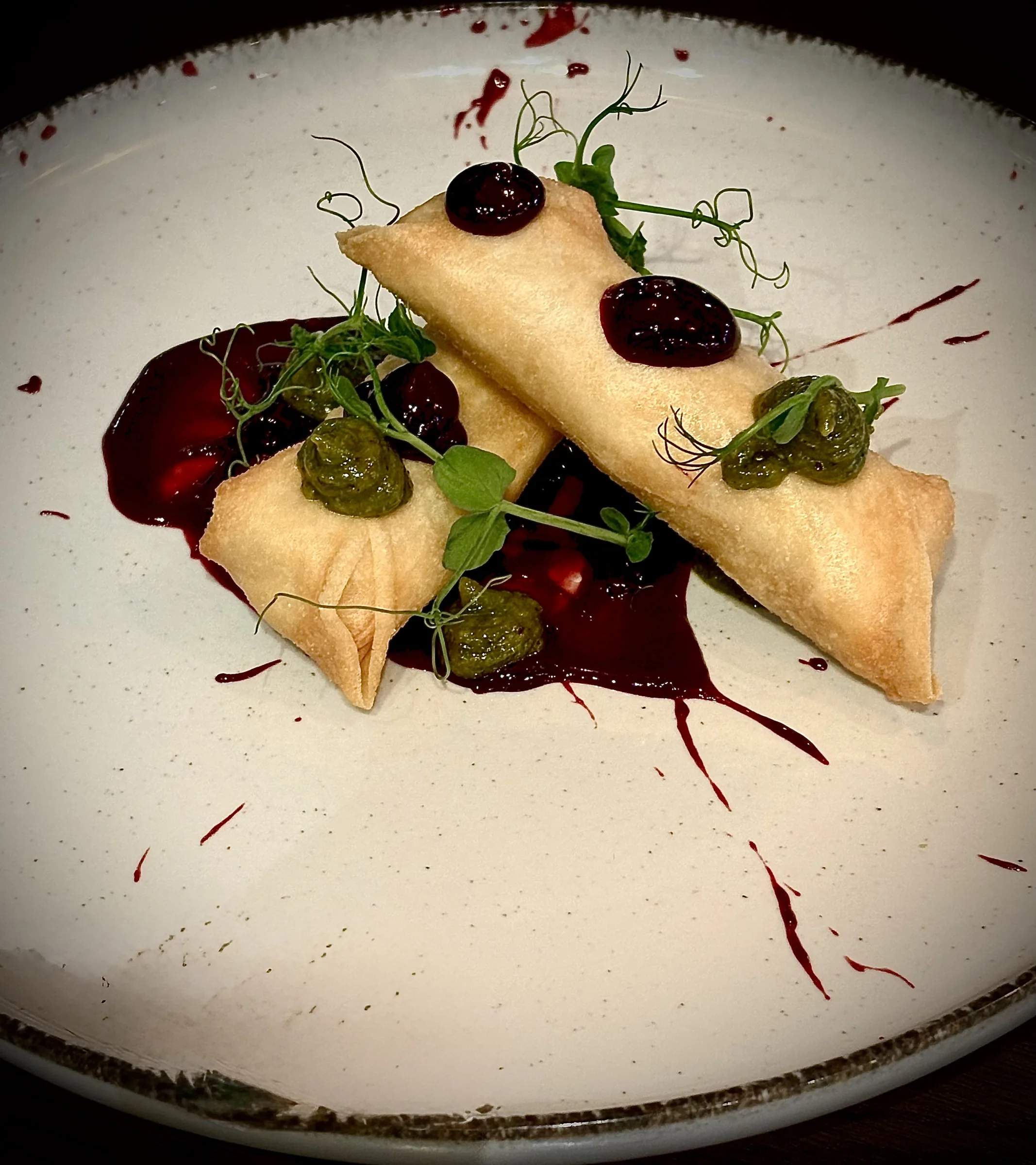 Knusprige Röllchen mit Beerensauce und Pesto angerichtet