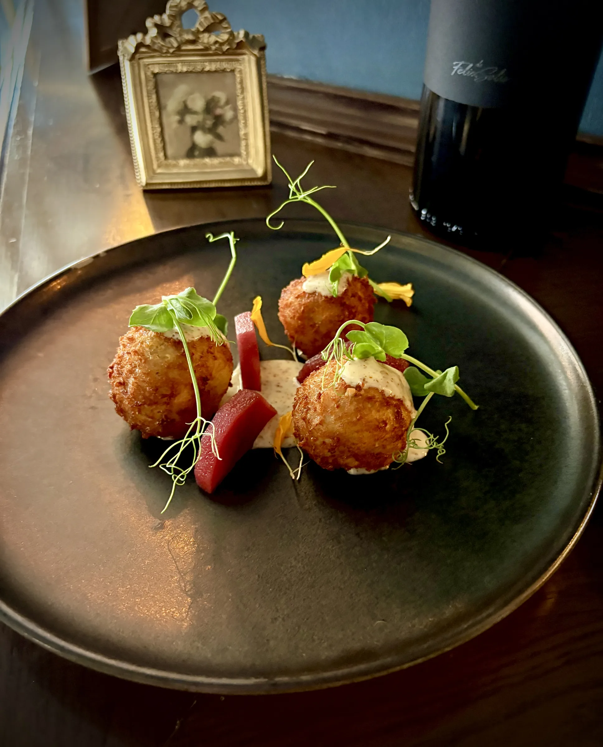 Goldene Kroketten mit Beilagen serviert