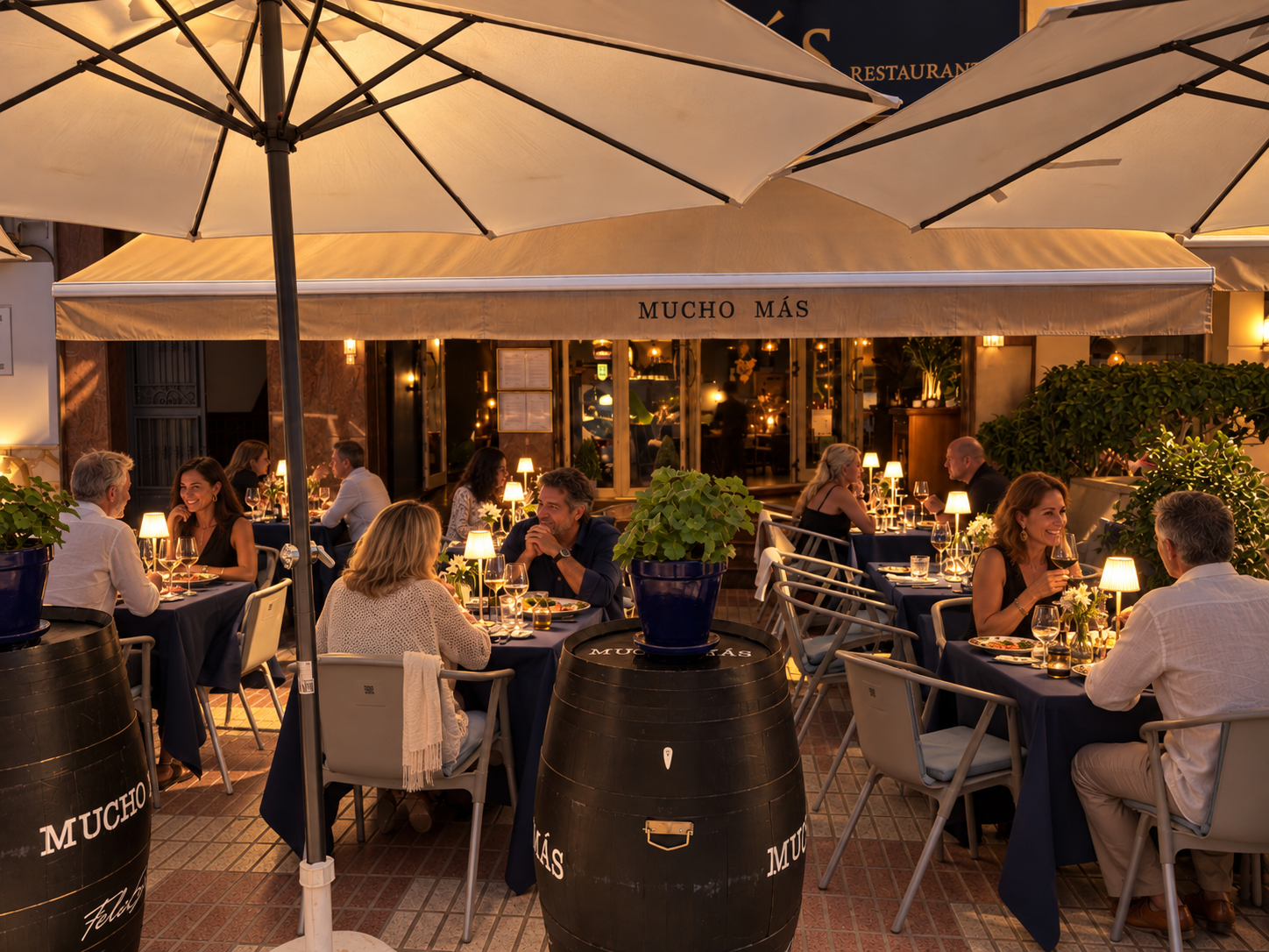 Terrasse des Mucho Más, eingedeckt für den Abendservice